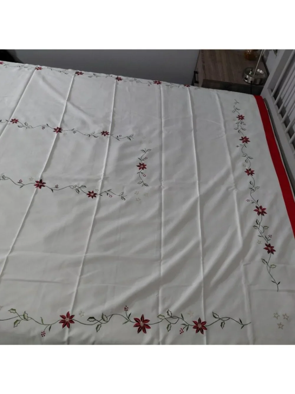 Christmas Tablecloth 85x60 Rectangle White Red Floral Embroidered Poinsetta NEW